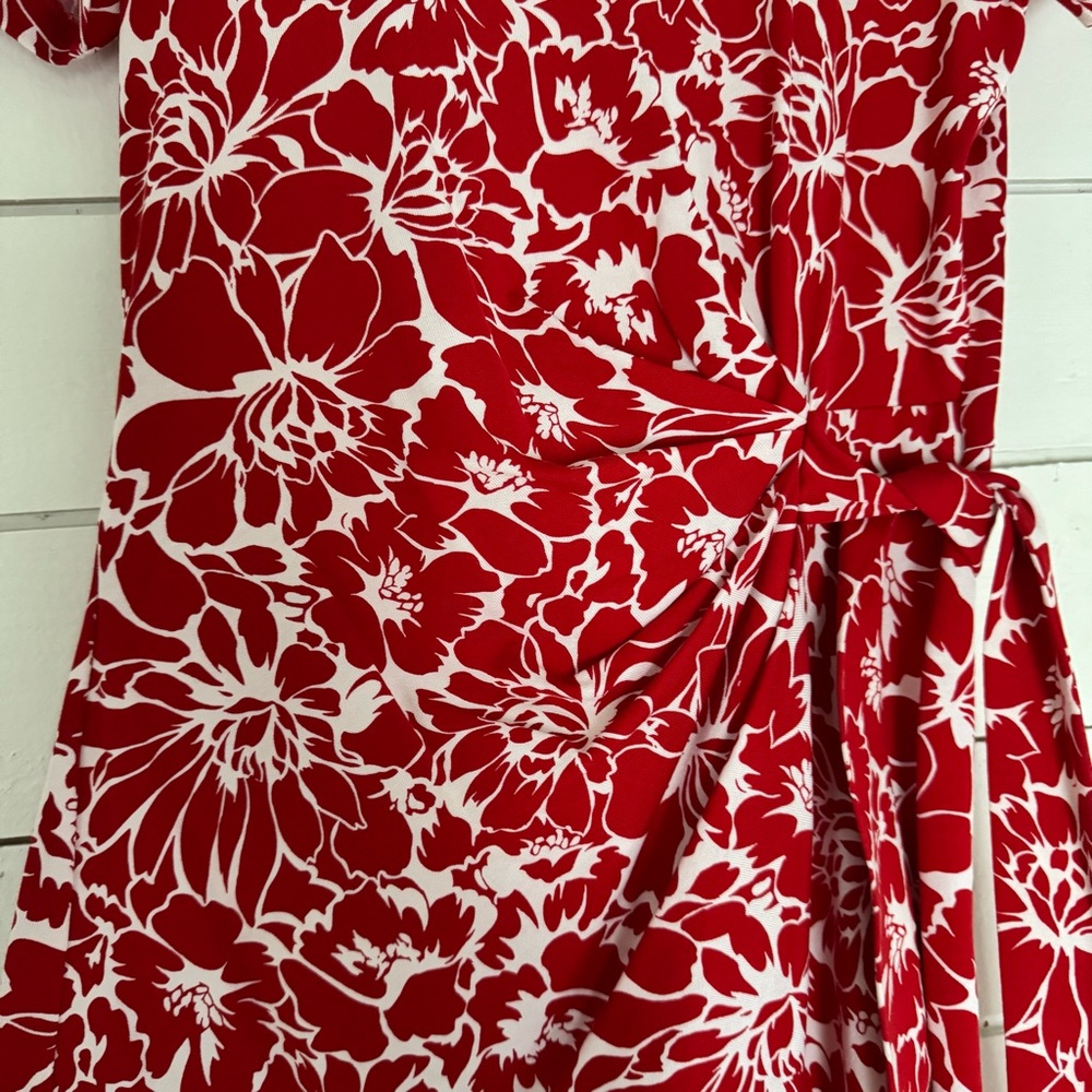 Diane Von Furstenberg Faux Wrap Zoe Dress in Red & White Floral Print. Size: 4 - Picture 5 of 9